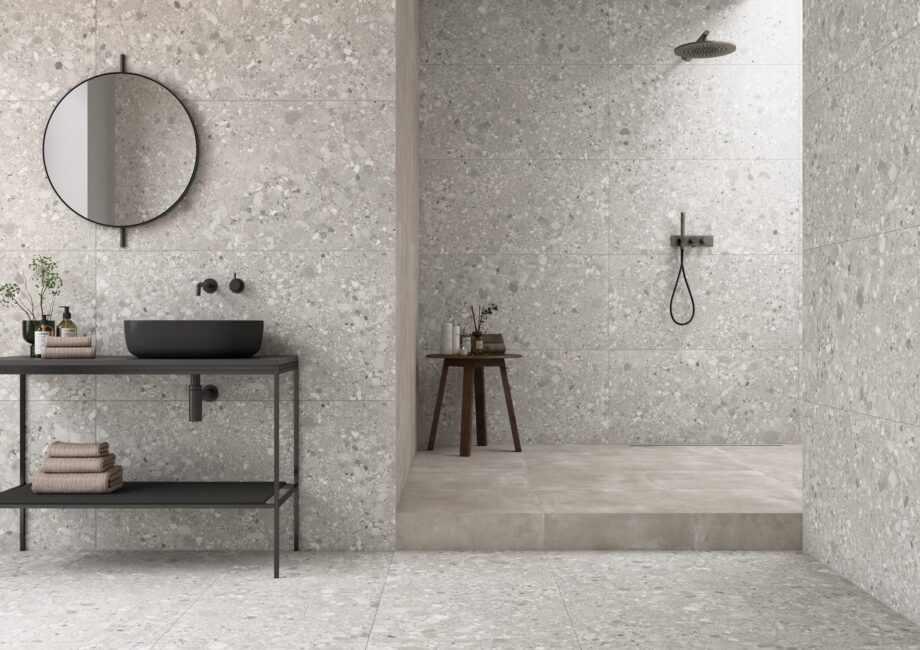 Terrazzo mustriga matt keraamiline põrandaplaat Tau Clemon Silver, 60×60 ja 60×120 cm, hõbehall, R10, rektifitseeritud – vaade 3 Terrazzo mustriga matt keraamiline põrandaplaat Tau Clemon Silver, 60x60 ja 60x120 cm, hõbehall, R10, rektifitseeritud – vaade 3