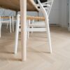 kalanruotoparketti-bauwerk-monopark-creme-b-protect Bauwerk Monopark Tammi crema kalanruotoparketti asennettu keittiön lattialle.