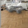 Паркет ёлка Bauwerk Monopark Дуб Rustic 45 масляно, установлен на полу гостиной.