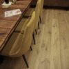 eichendiele-country-2-schicht-gefast-und-geolt-180mm Eichendiele Country 2-sichicht gefast und geölt 180mm auf dem Esszimmerboden verlegt