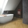 fischgrät-vinylboden-quick-step-fall-oak-natural Fischgrät vinylboden quick-step fall oak natural verlegt auf dem Badezimmerboden.