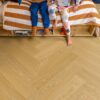 Vinüülparkett kalasaba Quick-Step Ciro Pure Oak Honey – vaade 5 Vinüülparkett kalasaba Quick-Step Ciro Pure Oak Honey – vaade 5