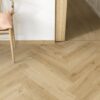 vinyylilankku-kalanruoto-quick-step-ciro-botanic-beige Vinyylilankku kalanruoto Quick-Step Ciro Botanic Beige asennettu lastenhuoneen lattialle.