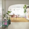 vinyylilankku-tarjous-quick-step-fall-oak-natural Vinyylilankku quick-step fall oak natural asennettu ruokailuhuoneeseen.