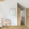 виниловый-ламинат-ёлочкой -quick-step-ciro-botanic-beige виниловый ламинат ёлочкой quick-step ciro botanic beige уложен на полу детской комнаты