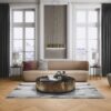 Классическая гостиная с ёлочным паркетом из дуба Rustic шириной 140 мм, покрытым натуральным маслом. Интерьер оформлен в утонченном стиле: бежевый диван, кресло с бордовой подушкой, массивный журнальный стол из чёрного мрамора, тёмные шторы и высокие белые окна с видом на город. Светлый ковёр и декоративные элементы добавляют уюта и элегантности пространству. Kalasaba parkett Tamm Mix õlivahatatud 140mm – vaade 10