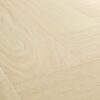 Kalanruotovinyyli Quick Step Ciro Pure Oak Polar – vaaleasävyinen, rauhallinen ja luonnollinen tammen sävy, hienovaraisesti harjattu pinta ja tasainen lajitelma, joka luo modernin ja skandinaavisen ilmeen.