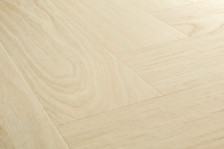 Kalanruotovinyyli Quick Step Ciro Pure Oak Polar – vaaleasävyinen, rauhallinen ja luonnollinen tammen sävy, hienovaraisesti harjattu pinta ja tasainen lajitelma, joka luo modernin ja skandinaavisen ilmeen.