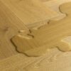laminaatparkett-kalasaba-quick-step-impressive-esign-cumin-oak Laminaatparkett kalasaba Quick-Step Impressive Disain Cumin Oak naturaalne toon ja sorteering. Veelomp laminaadil viitamaks selle veekindlusele.