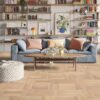 parkettboden-tarkett-grace-eiche-era-ultra-mattlack Parkettboden Tarkett Grace eiche Era ultra mattlack im wohnzimmer verlegt kamin sofa und buecherregal