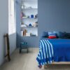 lvt-parkett-quick-step-bloom-cotton-oak-cold-grey LVT parkett Quick-Step Bloom Cotton Oak Cold Grey paigaldatud lastetoa põrandale. Voodi, seina sisse ehitatud riiul, rula seina najal.