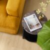 LVT põrand Quick Step Bloom Botanic Beige paigaldatud elutoa põrandale. Oranzh diivan, diivanilaud milell lilled ja ajakiri.