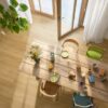 Rigid Vinylboden Quick Step Bloom Brushed Oak Honey im Esszimmer verlegt, Esstisch und Stühle, Blumen, Frühstück auf dem Tisch.