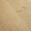 Vinyylilankku Quick Step Bloom Botanic Beige, vaalea luonnonbeige sävy ja lankkudesign.