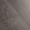 vinyylilankku-quick-step-blos-silk-tammi-dark-grey Vinyylilankku Quick Step Blos Silk tammi Dark Grey asennettu lattialle harmaan tumma tammikuosi luonnollinen puunsyy ja hillitty sävyvaihtelu moderni vinyylilattia sisustuksessa