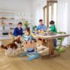 Vinyylilankku tarjous Quick Step Bloom Brushed Oak Honey asennettuna ruokailutilan lattialle, mies ja nainen syövät aamiaista lasten kanssa ruokapöydän ääressä, koira pöydän vieressä.