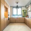 Klick-Vinyl mit Trittschalldämmung Quick-Step Illume Pebble Concrete, verlegt auf dem Küchenboden – moderne Küchenmöbel und eine helle Betonoptik.