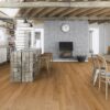 laudparkett-bauwerk-casapark-budget-cut-tamm-35-harjatud-matt-lakk Laudparkett Bauwerk Casapark Budget Cut harjatud matt lakk paigaldatud köögi ja söögitoa põrandale. Kamin, hallidest prussidest tehtud köögisaar. Söögilaud koos toolidega ja kiikumiseks köitega kiik.