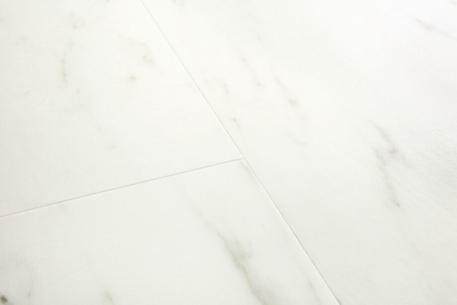 lvt-porandakate-quick-step-oro-valge-marble-carrara-white LVT põrandakate Quick-Step Oro Marble Carrara White valge marmori disainiga.