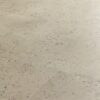 Vinüülparkett Quick-Step Illume Oyster concrete helehalli tooni ja betooni disainiga.