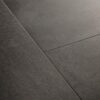 Vinüülparkett Quick-Step Illume Soft graphite tumeda grafiit tooniga ja betooni disainiga.