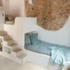 Vinylboden in Betonoptik Quick-Step Illume Pebble Concrete, verlegt im Kinderzimmer – eingebaute Etagenbetten mit Liegeflächen, eine kleine Treppe zum oberen Bett und integrierte Regalfächer unter den Treppenstufen.