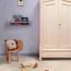 vinylboden-stein-quick-step-oro-coral-rock Vinylboden Stein Quick Step Oro Coral Rock im Kinderzimmer verlegt warme korall sandfarbene Steinoptik natürliche Struktur und dezente Farbvariationen klassischer Kinderzimmerschrank kleiner Stuhl mit Kissen im Löwen Disain und Spielzeug auf dem Boden