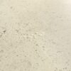 Vinyylilaatta Quick-Step Illume Pebble Concrete asennettuna modernin kodin lattialle – vaalean greige/betoninsävy ja pehmeä, hienovaraisesti elävöity betonikuviointi kivimäisellä tekstuurilla.