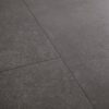 vinyylilaatta-quick-step-oro-volcanic-rock Vinyylilaatta Quick Step Oro Volcanic Rock asennettu lattialle tumma grafiitinharmaa vulkaaninen kivisävy moderni kivikuosi hienovarainen kivipinnan struktuuri ja luonnollinen sävyvaihtelu kestävä ja helppohoitoinen vinyylilattia sisustuksessa