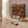 Parkett Bauwerk Casapark tamm 45 Crema harjatud Bprotect ultra matt lakk paigaldatud lastetoa põrandale. Mänguasjad põrandal, riiul, laud ja tool.