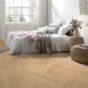 Kalasaba parkett Parky Swing Ivory Oak Premium, tamm, spoonparkett, harjatud, super matt lakk, 593 x 121 x 10 mm – vaade 2 Kalasaba parkett Parky Swing Ivory Oak Premium, tamm, spoonparkett, harjatud, super matt lakk, 593 x 121 x 10 mm – vaade 2
