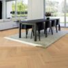 Kalasaba parkett Parky Swing Sand Oak Rustic Light, tamm, spoonparkett, harjatud, super matt lakk, 593 x 121 x 10 mm – vaade 2 Kalasaba parkett Parky Swing Sand Oak Rustic Light, tamm, spoonparkett, harjatud, super matt lakk, 593 x 121 x 10 mm – vaade 2