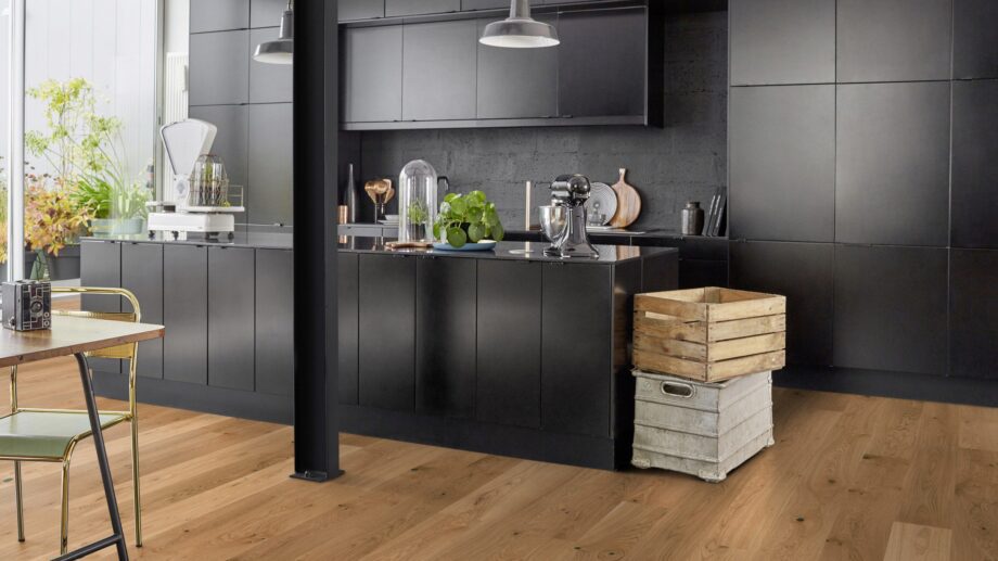 Parkett Tarkett, Grace, Tamm Rustic Plank XT, 1-lip, 2 külge mikrofaas, harjatud, Proteco ExtraMatt matt lakk – vaade 2 Parkett Tarkett, Grace, Tamm Rustic Plank XT, 1-lip, 2 külge mikrofaas, harjatud, Proteco ExtraMatt matt lakk – vaade 2
