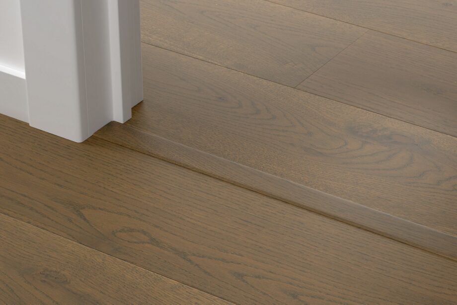 qswincp05676-1 Incizo 5in1 üleminekuliist Quick-Step Brown Vintage Oak Extra Matt parketile, puitspoon, 17x54x2150 mm