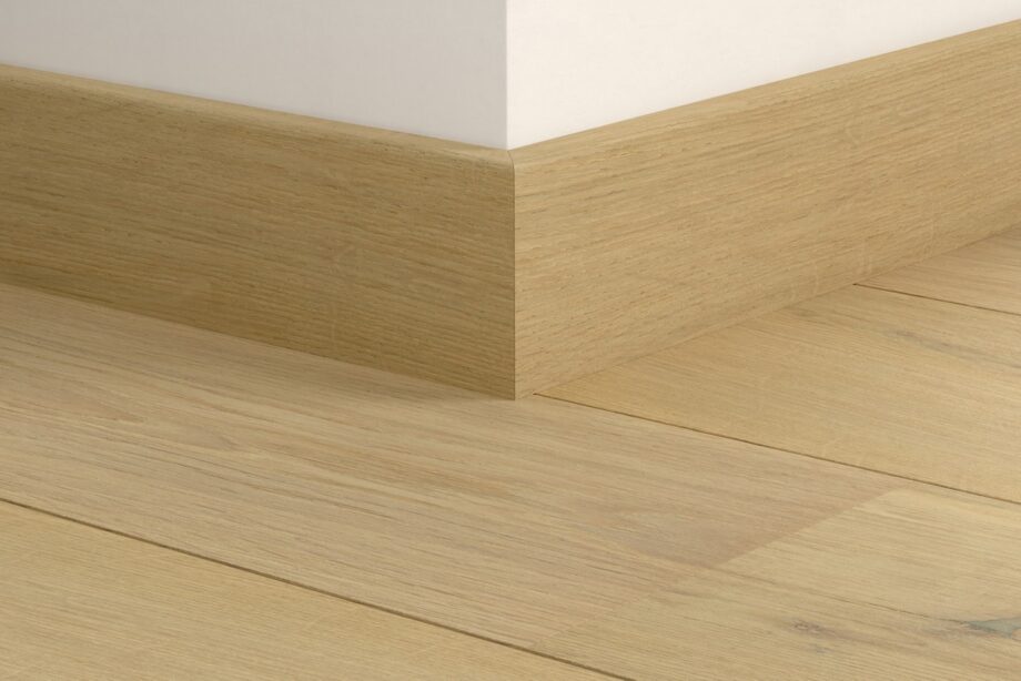 qswppskr06030mm-1 Spoonliist veekindel Quick-Step Pearl White Oak Extra Matt parketile, spoonitud, 16x80x2400 mm