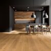 Tammeparkett Thede & Witte Boston XL, oksaline, harjatud, heledalt valgeõlitatud, 1-lip, 2200 x 260 x 15 mm – vaade 2 Tammeparkett Thede & Witte Boston XL, oksaline, harjatud, heledalt valgeõlitatud, 1-lip, 2200 x 260 x 15 mm – vaade 2
